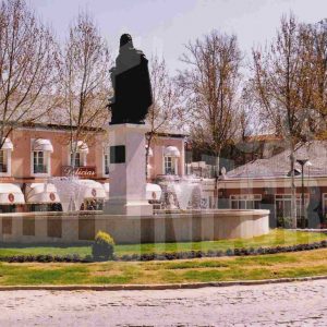 Glorieta de Fernando VI en Aranjuez. Al fondo Restaurante Delicias