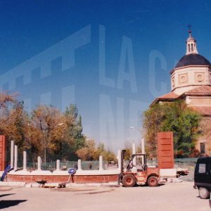 Construcción de la fuente en la confluencia de las calles Foso y Moreras en Aranjuez, con la iglesia de Alpajés al fondo
