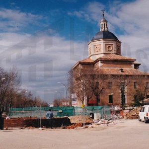 Construcción de la fuente en la confluencia de las calles Foso y Moreras en Aranjuez, con la iglesia de Alpajés al fondo