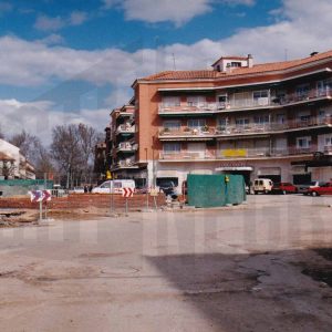 Construcción de la fuente en la confluencia de las calles Foso y Moreras en Aranjuez, con la iglesia de Alpajés al fondo