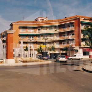 Fuente y edificios en la confluencia de las calles Foso y Moreras en Aranjuez