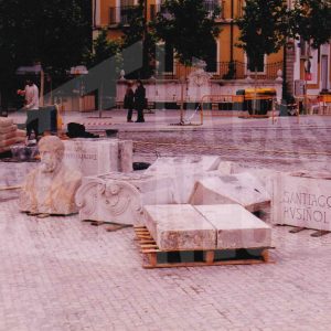 Obras en la Plaza de Rusiñol de Aranjuez con las piezas del monumento a Santiago Rusiñol en el suelo