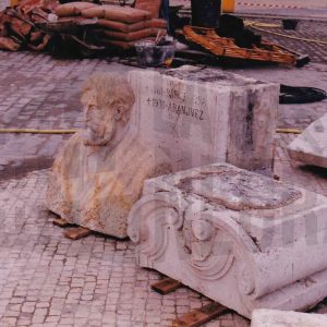 Obras en la Plaza de Rusiñol de Aranjuez con las piezas del monumento a Santiago Rusiñol en el suelo