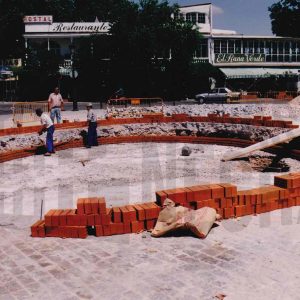 Obras de construcción de la fuente en la Plaza de Santiago Rusiñol en Aranjuez