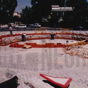 Obras de construcción de la fuente en la Plaza de Santiago Rusiñol en Aranjuez