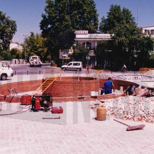 Obras de construcción de la fuente en la Plaza de Santiago Rusiñol en Aranjuez