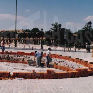 Obras de construcción de la fuente en la Plaza de Santiago Rusiñol en Aranjuez con las Casas de Oficios y Caballeros y la Plaza de San Antonio al fondo