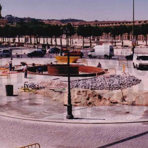 Obras de construcción de la fuente en la Plaza de Santiago Rusiñol en Aranjuez con las Casas de Oficios y Caballeros y la Plaza de San Antonio al fondo