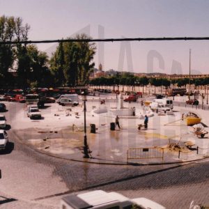 Obras de construcción de la fuente en la Plaza de Santiago Rusiñol en Aranjuez con las Casas de Oficios y Caballeros y la Plaza de San Antonio al fondo