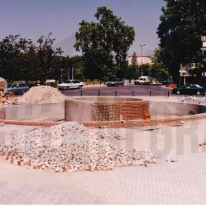 Obras de construcción de la fuente en la Plaza de Santiago Rusiñol en Aranjuez