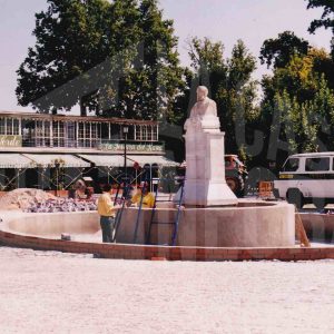 Monumento a Santiago Rusiñol en su nueva ubicación en la fuente de su plaza en Aranjuez