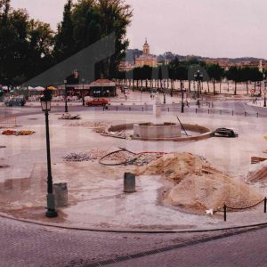 Obras de construcción de la fuente en la Plaza de Santiago Rusiñol en Aranjuez con las Casas de Oficios y Caballeros y la Plaza de San Antonio al fondo