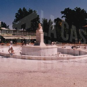 Monumento a Santiago Rusiñol en su nueva ubicación en la fuente de su plaza en Aranjuez