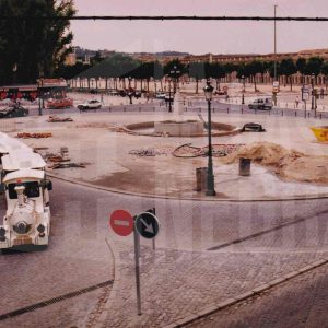 Obras de construcción de la fuente en la Plaza de Santiago Rusiñol en Aranjuez con las Casas de Oficios y Caballeros y la Plaza de San Antonio al fondo