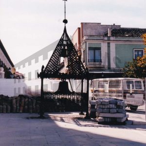 Campana y campanario del Ayuntamiento de Aranjuez en el suelo de la plaza para proceder a su rehabilitación