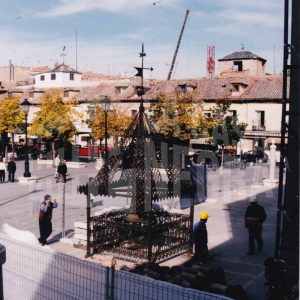 Campana y campanario del Ayuntamiento de Aranjuez en el suelo de la plaza para proceder a su rehabilitación