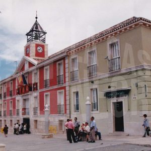 Varias personas en la Plaza de la Constitución de Aranjuez, junto al Ayuntamiento