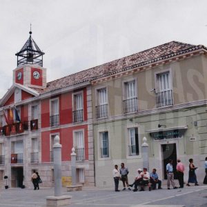 Varias personas en la Plaza de la Constitución de Aranjuez, junto al Ayuntamiento