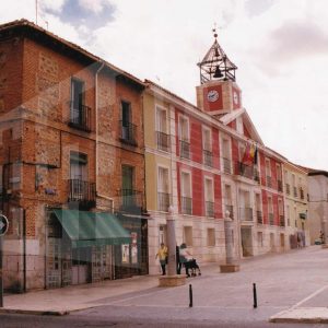 Fachada del Ayuntamiento de Aranjuez y edificios aledaños