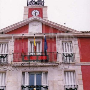 Fachada del Ayuntamiento de Aranjuez con adornos navideños