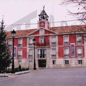 Fachada del Ayuntamiento de Aranjuez y Plaza de la Constitución con adornos navideños
