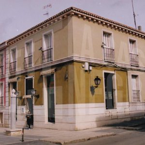 Esquina de Casa Jacinto reformada, y a su izquierda fachada del Ayuntamiento de Aranjuez