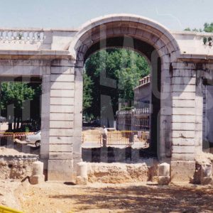 Carrera de Andalucía en obras junto a los arcos de la Calle San Antonio en Aranjuez