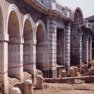 Carrera de Andalucía en obras junto a los arcos de la Calle San Antonio en Aranjuez