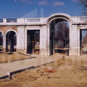 Carrera de Andalucía en obras junto a los arcos de la Calle San Antonio en Aranjuez