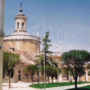 Zona ajardinada en la Carrera de Andalucía en el entorno de la Iglesia de San Antonio en Aranjuez