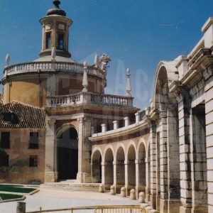 Iglesia de San Antonio y arcos de entrada a la Plaza de San Antonio en Aranjuez