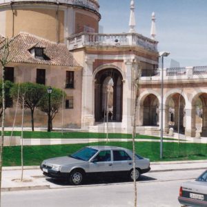 Iglesia de San Antonio y arcos de entrada a la Plaza de San Antonio en Aranjuez
