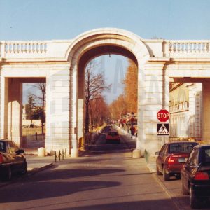 Perspectiva de la Carrera de Andalucía y arco principal de entrada a la Plaza de San Antonio en Aranjuez