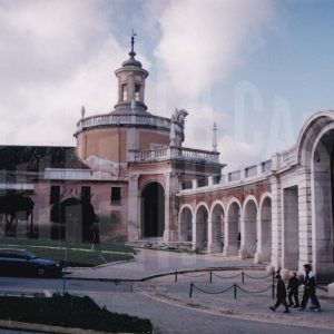 Zona ajardinada en la Carrera de Andalucía en el entorno de la Iglesia de San Antonio en Aranjuez