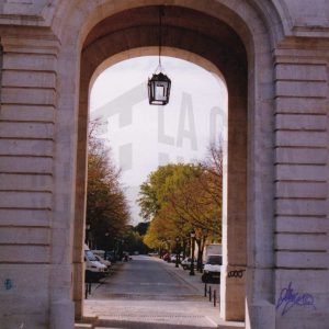 Perspectiva de la Calle San Antonio de Aranjuez a través del arco principal de salida y entrada a la Plaza de San Antonio.