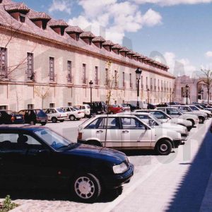 Coches aparcados en la Calle San Antonio de Aranjuez  junto a la Casa de Caballeros