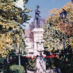 Perspectiva de los jardines y estatua de Alfonso XII en la Plaza de la Constitución de Aranjuez