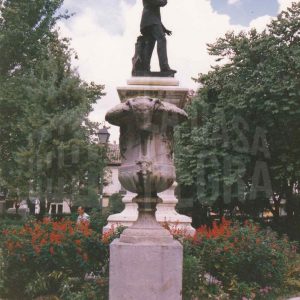Jardines y escultura de Alfonso XII junto a un jarrón de piedra en la Plaza de la Constitución de Aranjuez