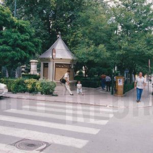 Jardines y kiosko de la Plaza de la Constitución de Aranjuez en el cruce de las calles Stuart y Abastos