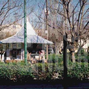 Jardines y uno de los kioskos de la Plaza de la Constitución de Aranjuez