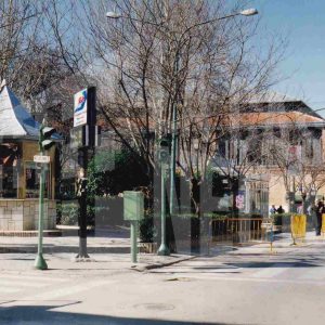 Kiosko y jardines en la Plaza de la Constitución en el cruce de las calles Gobernador y Stuart de Aranjuez