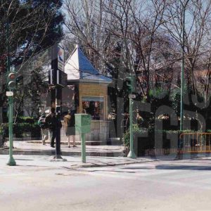 Kiosko y jardines en la Plaza de la Constitución en el cruce de las calles Gobernador y Stuart de Aranjuez