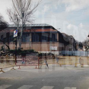 Obras en la Plaza de la Constitución y la Calle Gobernador de Aranjuez con el Mercado de Abastos al fondo
