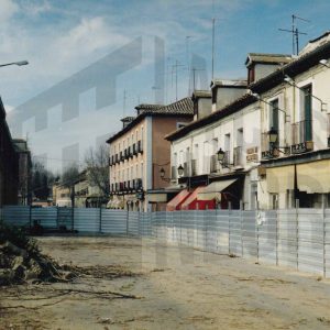 Perspectiva de la Calle Gobernador con las obras de reforma en la Plaza de la Constitución de Aranjuez