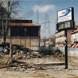 Obras en la Plaza de la Constitución y la Calle Gobernador de Aranjuez con el Mercado de Abastos al fondo