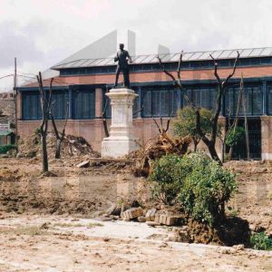 Obras de reforma en la Plaza de la Constitución de Aranjuez con el Mercado de Abastos y la estatua de Alfonso XII