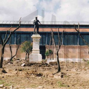 Obras de reforma en la Plaza de la Constitución de Aranjuez con el Mercado de Abastos y la estatua de Alfonso XII