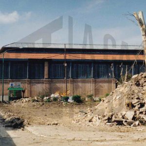 Obras de reforma en la Plaza de la Constitución de Aranjuez con el Mercado de Abastos al fondo