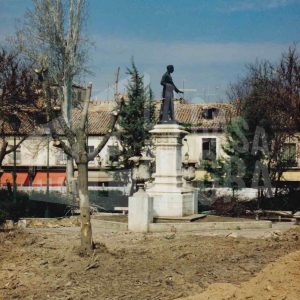 Obras de reforma en la Plaza de la Constitución de Aranjuez, jarrones y estatua de Alfonso XII