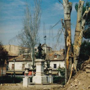 Obras de reforma en la Plaza de la Constitución de Aranjuez, jarrones y estatua de Alfonso XII